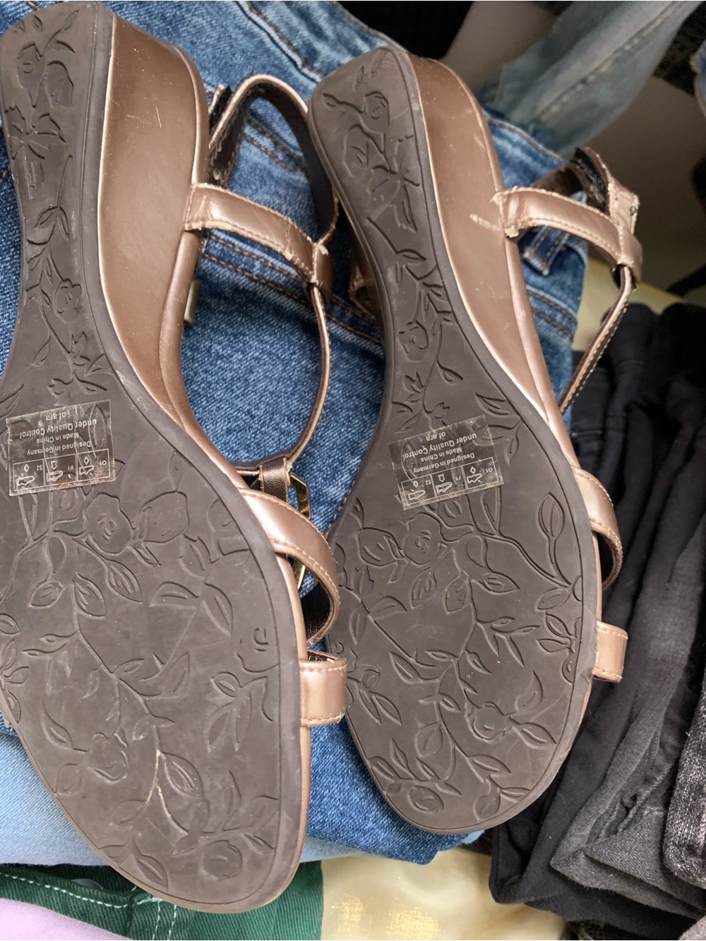 Ara ,women's Metallic Brown T-Strap Comfort Sandals - Picture 3 of 3